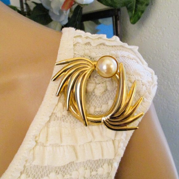 Vintage GIVENCHY Gold Plate Winged Brooch and Earrings Set: DESIGNER Pearl Gold - Picture 5 of 14